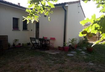 Petite maison avec jardin entre lac et village has Balcony rooms