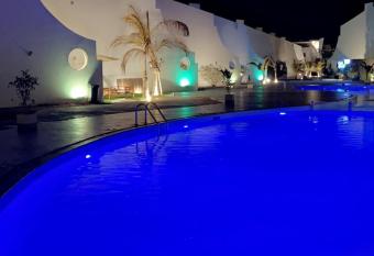                                                        -        has Smoking rooms