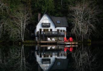 Blue Haven Iconic Lakefront 4 Season Retreat has Balcony rooms