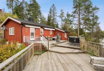 Familievennlig hytte ved popul  rt badevann! has Balcony rooms