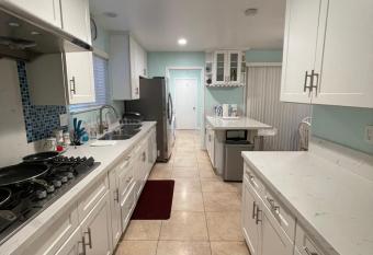 Comfortable house to call home - Entire 4BR 3BA EV allows 18 year olds to book a room