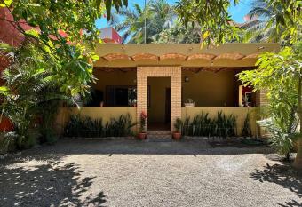 Beautiful and Quiet Home 2 min away from the beach has Balcony rooms