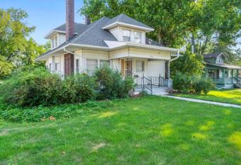 3 Bedroom Retreat w Back Porch Oasis in DSM allows 18 year olds to book a room