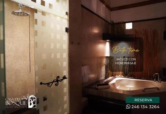 HOTEL BOUTIQUE CASA DEL BOSQUE has rooms with a private hot tub