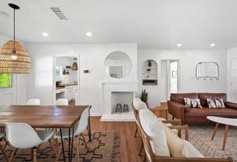 Stunning Palm Springs Hideaway w/Pool, Firepit etc has rooms with a private hot tub