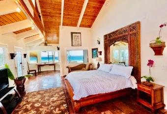 Private Waterfalls , Massive Big Island Estate, Ocean Views , Unbelievable Location has rooms with a private hot tub