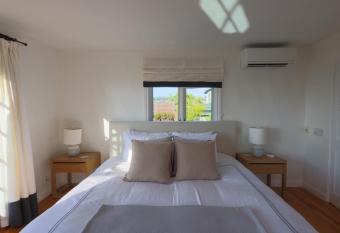 La Jolla Beach House! Steps to the water! has rooms with a private hot tub