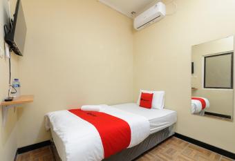 RedDoorz near The Jungle Waterpark Bogor allows 18 year olds to book a room