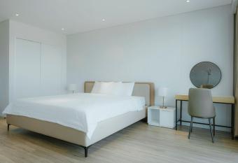 La Colina 2 - Bi   t th    B    b  i, B  n Bi A, Ph  ng Karaoke ti  u chu   n 5 sao allows 18 year olds to book a room