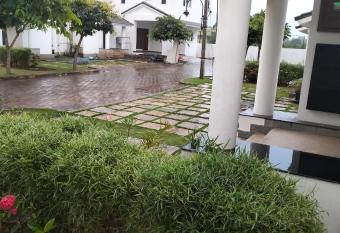 Dolphin Garden Villa has Balcony rooms