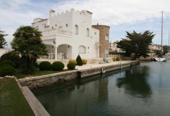 Sunset Port allows 18 year olds to book a room