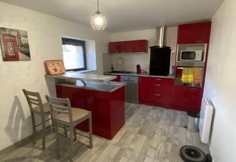 appartement de charme proche de Moissac has rooms with a private hot tub