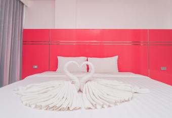 Patong Diamond Hotel has rooms with a private hot tub