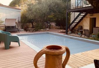 Appartement ind  pendant avec jardin et acc  s piscine has Balcony rooms