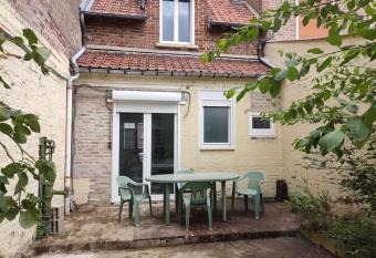 La Saint Quentinoise (avec cour) has Balcony rooms