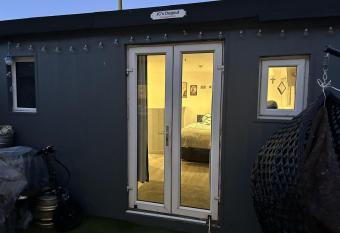 Cosy open plan Cabin in Dublin 11 suit 2 persons has Balcony rooms