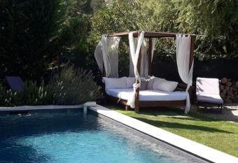 le cabanon tendance du Luberon has rooms with a private hot tub