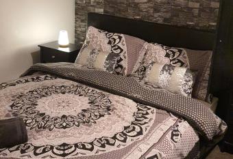 2 bedroom house, Tunstall, Stoke-on-Trent. allows 18 year olds to book a room