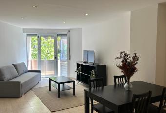 C  ntrico y con balc  n has Balcony rooms