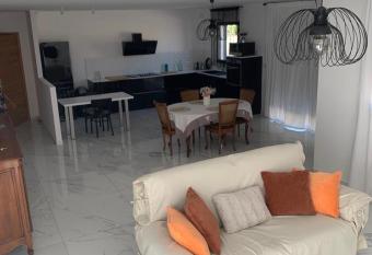 La Madone has rooms with a private hot tub