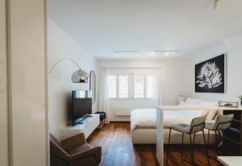 Romantic JUMP Studio overlooking river, free parking allows 18 year olds to book a room