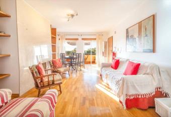 Caparica Beach House has Balcony rooms