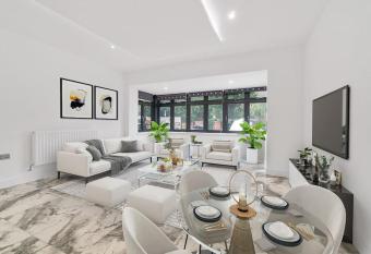 Stunning 2 Bed Apartment has Balcony rooms