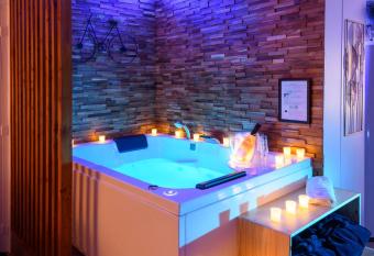 Gite symphonie Amoureuse allows 18 year olds to book a room