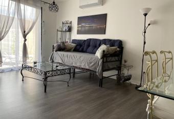 Tr  s Beau T2 Avec Jardin has Balcony rooms