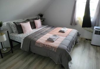 Comfy 1 bdrm apartment close to highway has Balcony rooms