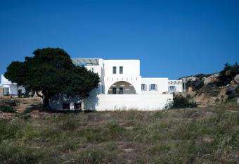 Paros Beach House 02 allows 18 year olds to book a room