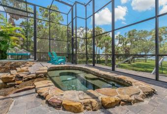 St.Pete Waterfront w/Pool Large Family has rooms with a private hot tub