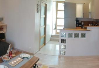 L     toile de Tunis allows 18 year olds to book a room