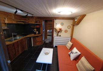 Petit appart charmant! has Balcony rooms