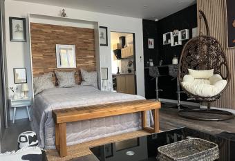 jouxtant le canal du midi allows 18 year olds to book a room