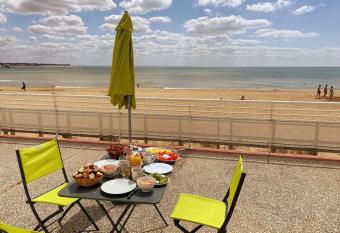 Superbe appartement les pieds dans l eau ! has Balcony rooms