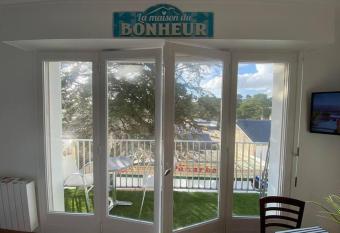 Appartement du bonheur ! Av de la Mer has Balcony rooms