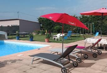 Charmante maison avec piscine has Balcony rooms