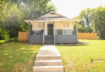 King Suite 5 mins from Downtown has Balcony rooms