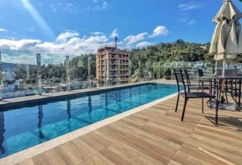 Charmoso Apartamento Blumenau- Ao lado da Vila Germ  nica! has Balcony rooms