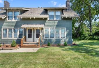 Cozy Chic Residence Just Moments from City Center has Balcony rooms