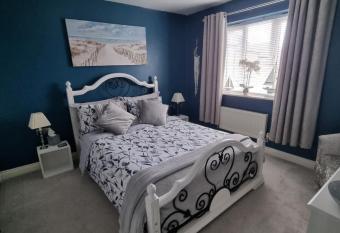 Dungarvon House Bed & Breakfast, Hot Tub, Garden, Summerhouse, Electric Vehicle Point has rooms with a private hot tub