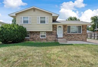 Expansive & Roomy 4BR Dwelling in Central DSM has Balcony rooms