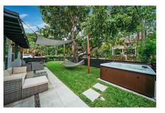 Mango Lovers Zen Beach Retreat w Hot Tub allows 18 year olds to book a room