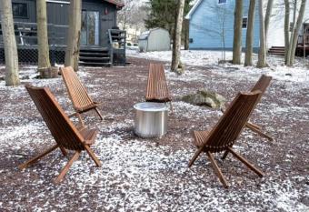 3BR 3BA Family Retreat and Hot Tub has rooms with a private hot tub