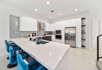 Modern Rocknhome Near Hard Rock And Fll Airport allows 18 year olds to book a room