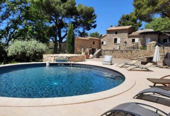 Mas de charme au calme en pleine garrigue allows 18 year olds to book a room