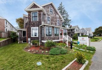 HI - Hyannis Hostel allows 18 year olds to book a room