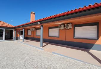 Alojamento Monte dos Patos allows 18 year olds to book a room