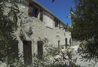 Castel chambres, ch  teau de Malves allows 18 year olds to book a room